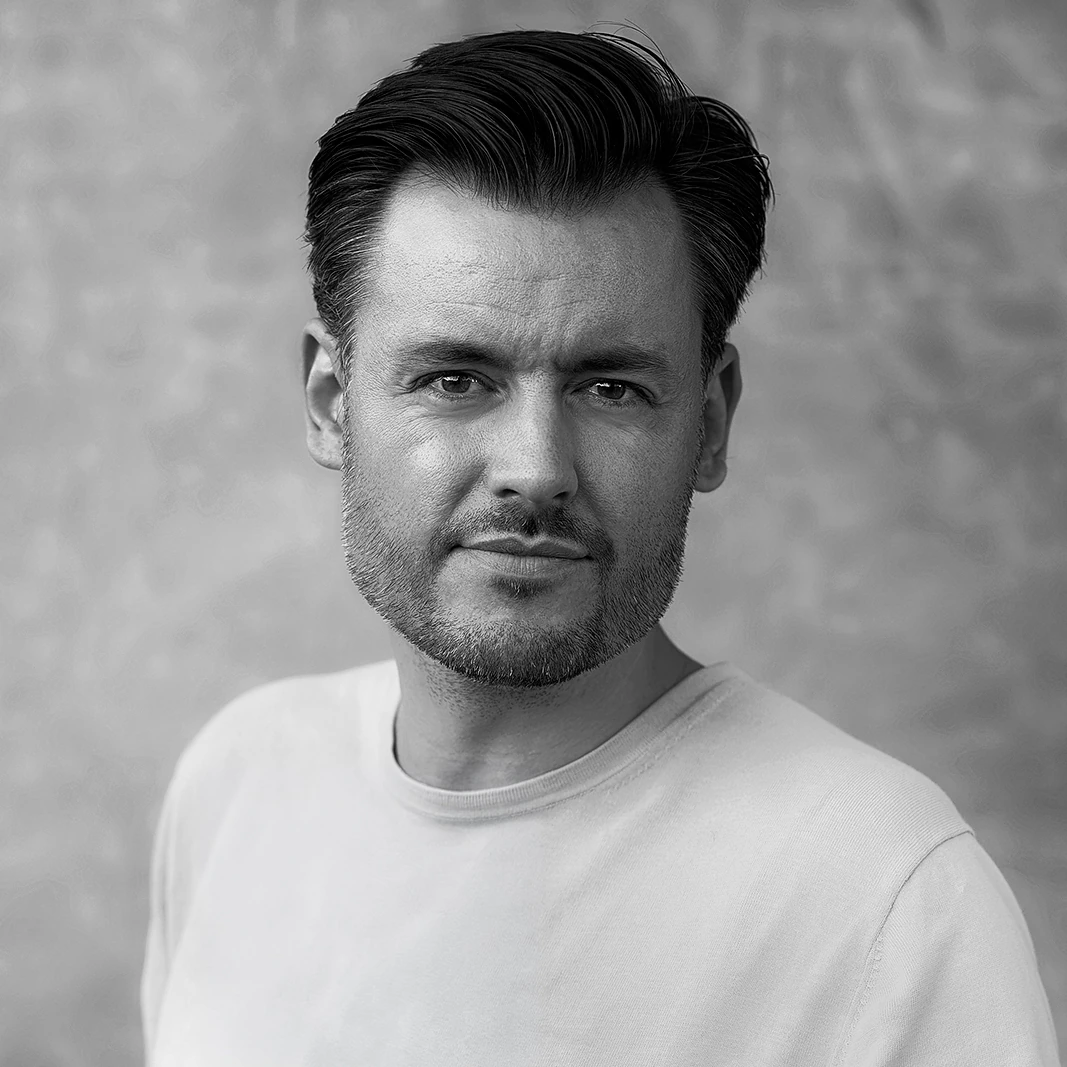 Black-and-white portrait of Eric van Vuuren.